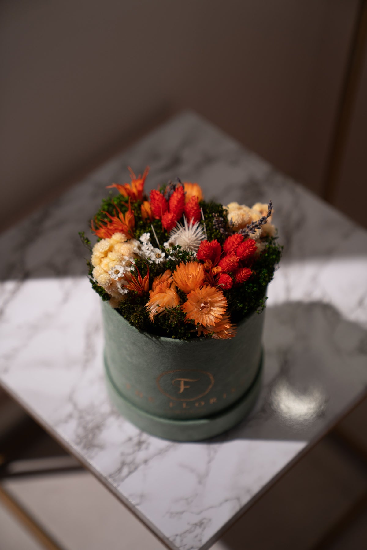 Flores secas Everlasting numa caixa de veludo The Florist