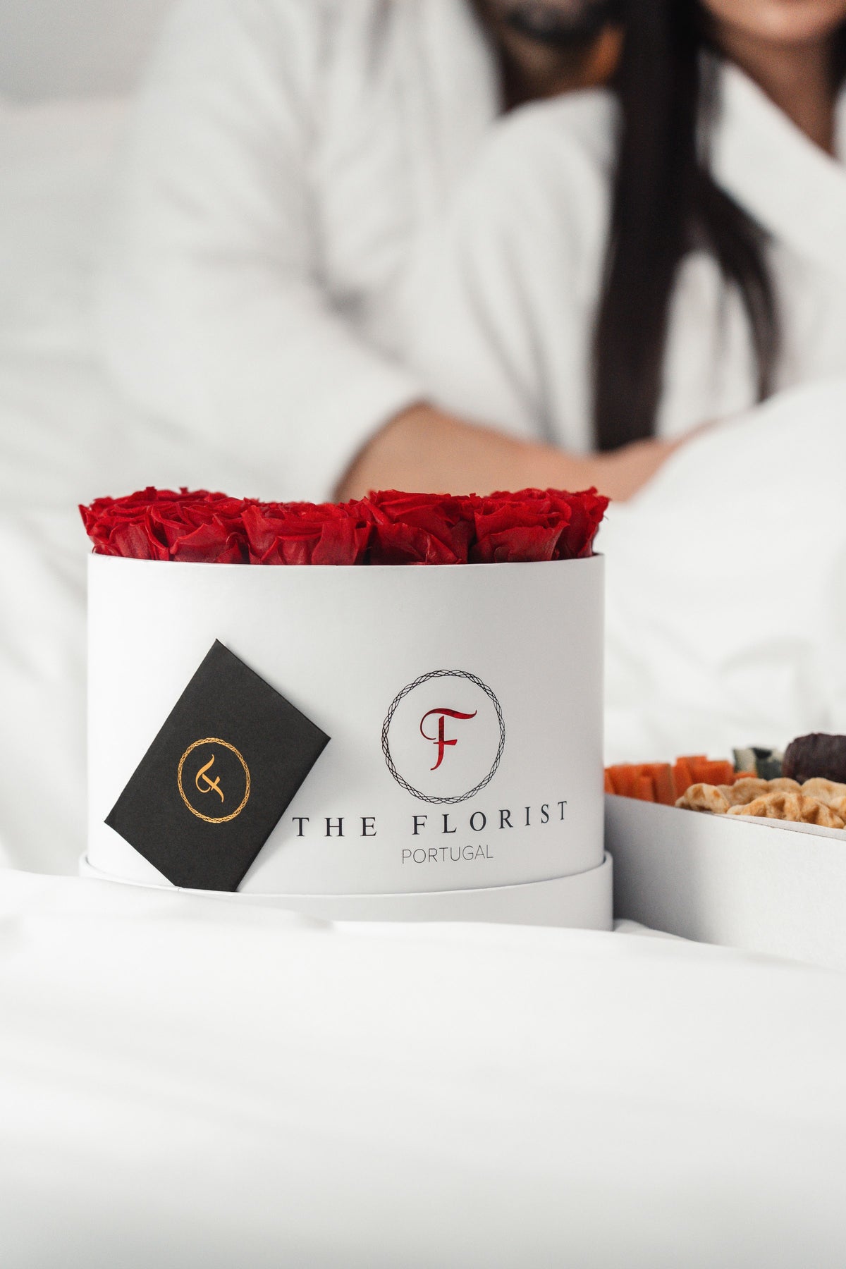 Caixa preta de rosas vermelhas com cartão The Florist